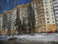Фотография  многоэтажного дома перед Т образным перекрестком. Здесь направо на Т образном перекрестке - поворот к М3 Киевскому шоссе (91км), а прямо -  в Боровск